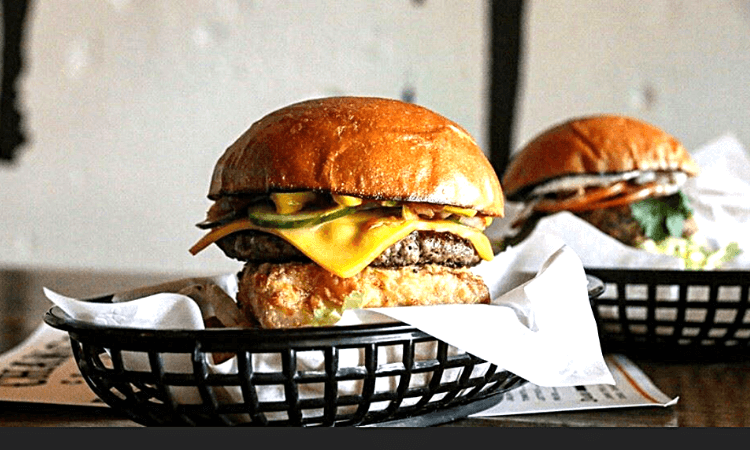 Smoke & Pickles burger
